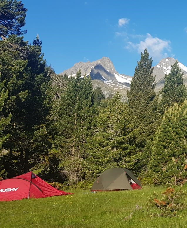 Aire de bivouac tente en montagne